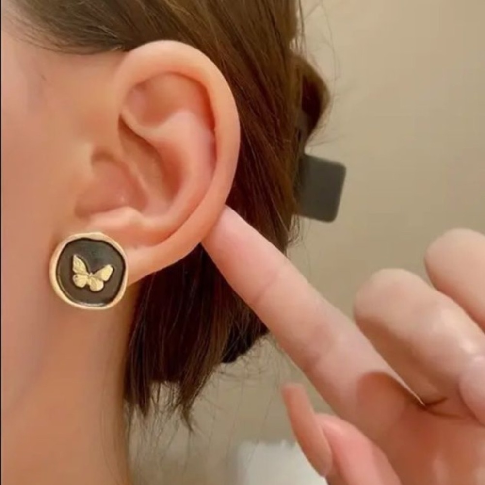 🖤Black and GoldTone Antique Style Butterfly post back Earrings🖤